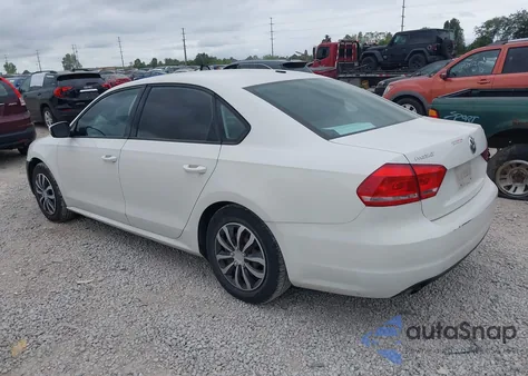 2015 Volkswagen Passat 1.8T S z USA, uszkodzony, nr VIN 1VWAT7A36FC042383